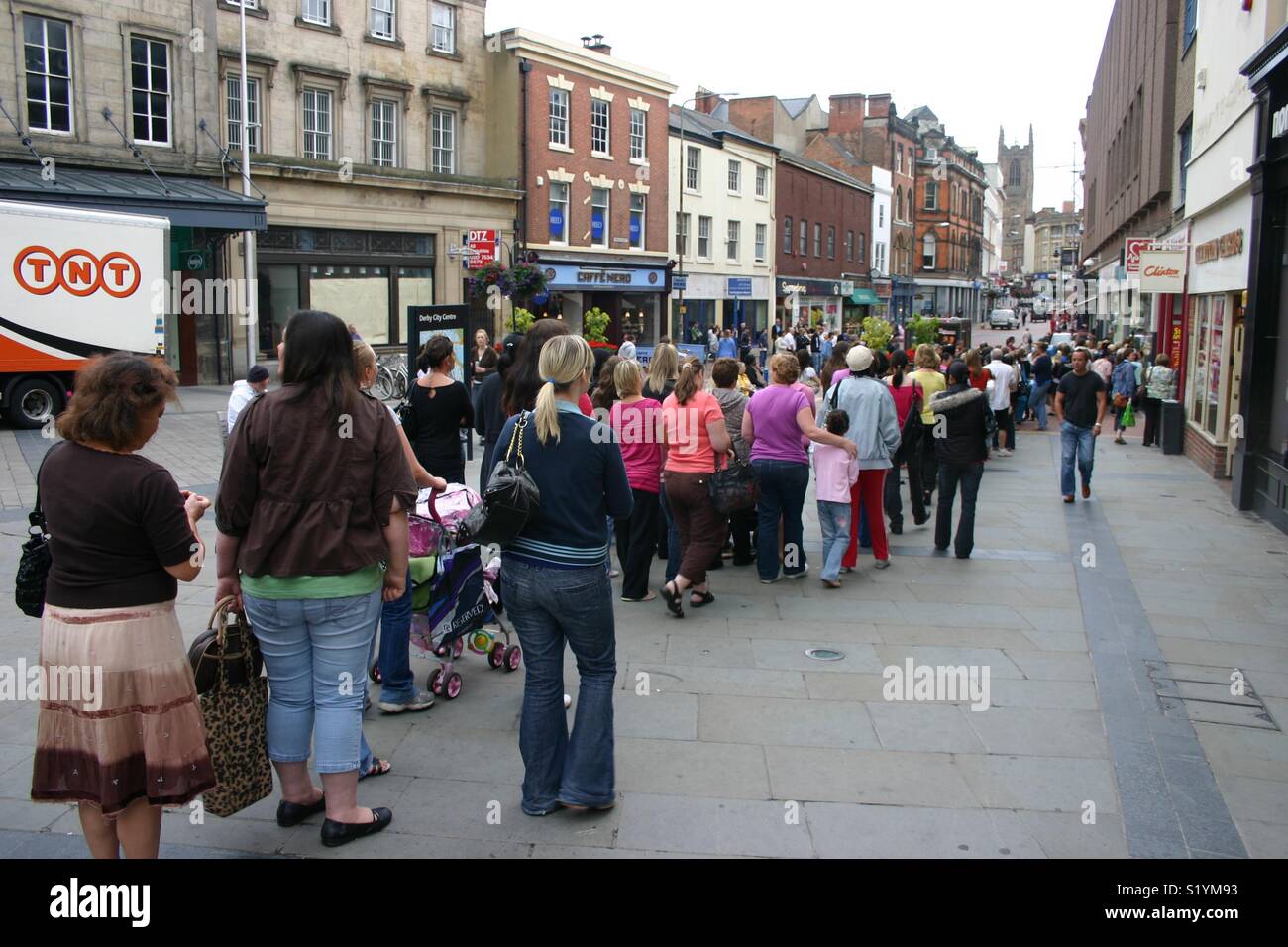 La gente in coda nel Derby city centre per le vendite, apertura di Primark - Immagine stock catturata con smartphone