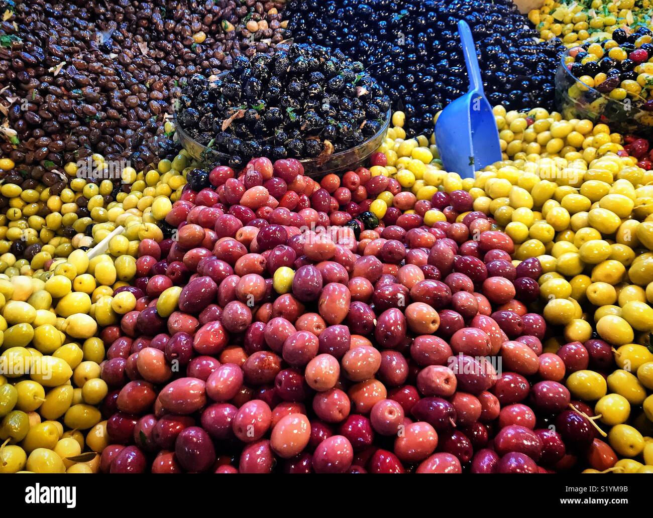 Le olive per la vendita in un mercato a Tangeri, Marocco, Africa - Immagine stock catturata con smartphone