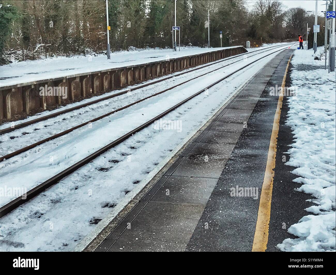 Sherborne stazione ferroviaria, la cancellazione della piattaforma della neve dopo una bufera di neve, mini Bestia da est, Sherborne, Dorset, Inghilterra, Marzo 2018 - Immagine stock catturata con smartphone