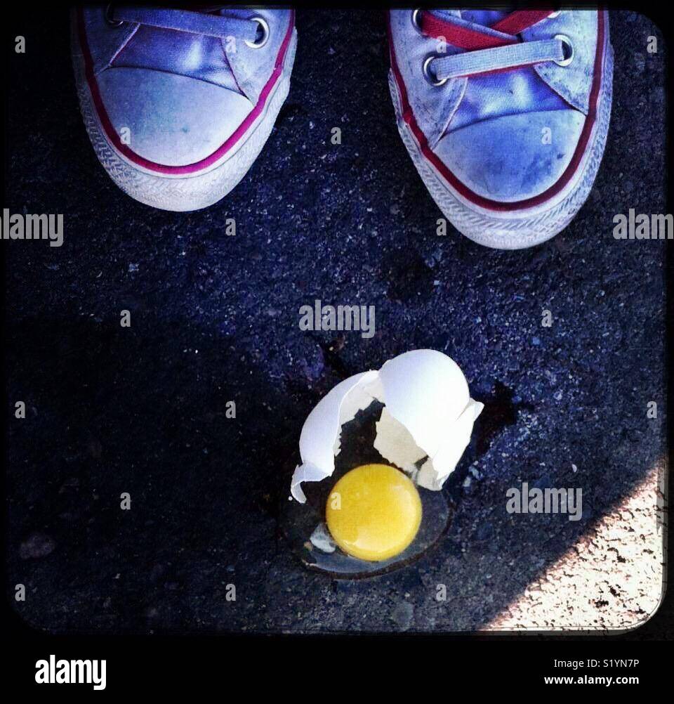 Bianco e rosa sneakers e rotto un uovo in un parcheggio Foto stock - Alamy