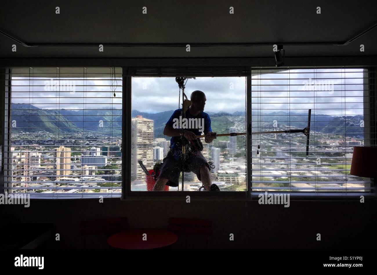 Rondella di finestra su un alto edificio - Immagine stock catturata con smartphone