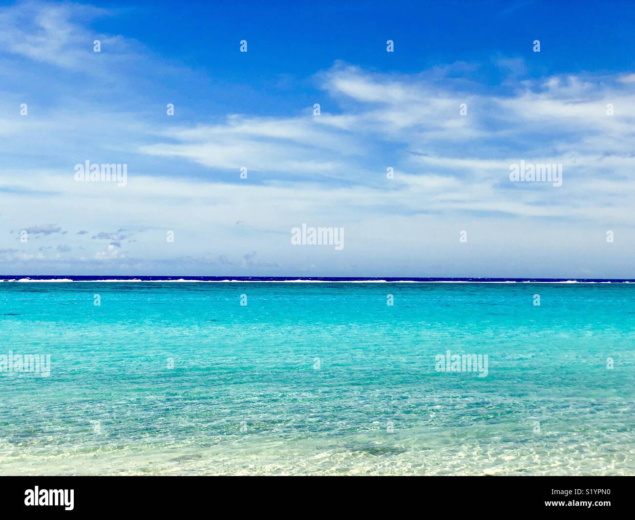 Spiaggia tropicale con belle blu oceano Foto Stock