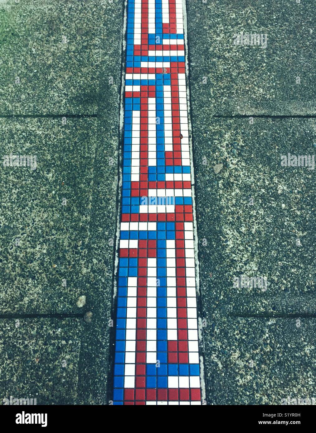 Rosso, bianco e blu di piastrelle a mosaico su un marciapiede in Seattle Foto Stock