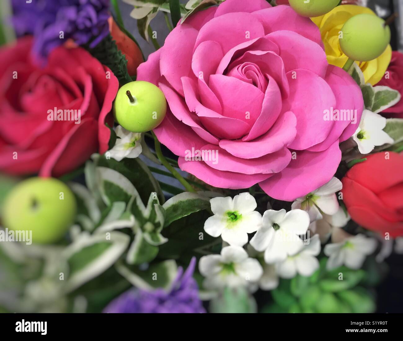 Fiori finti fatti di argilla plastica in bouquet - Immagine stock catturata con smartphone