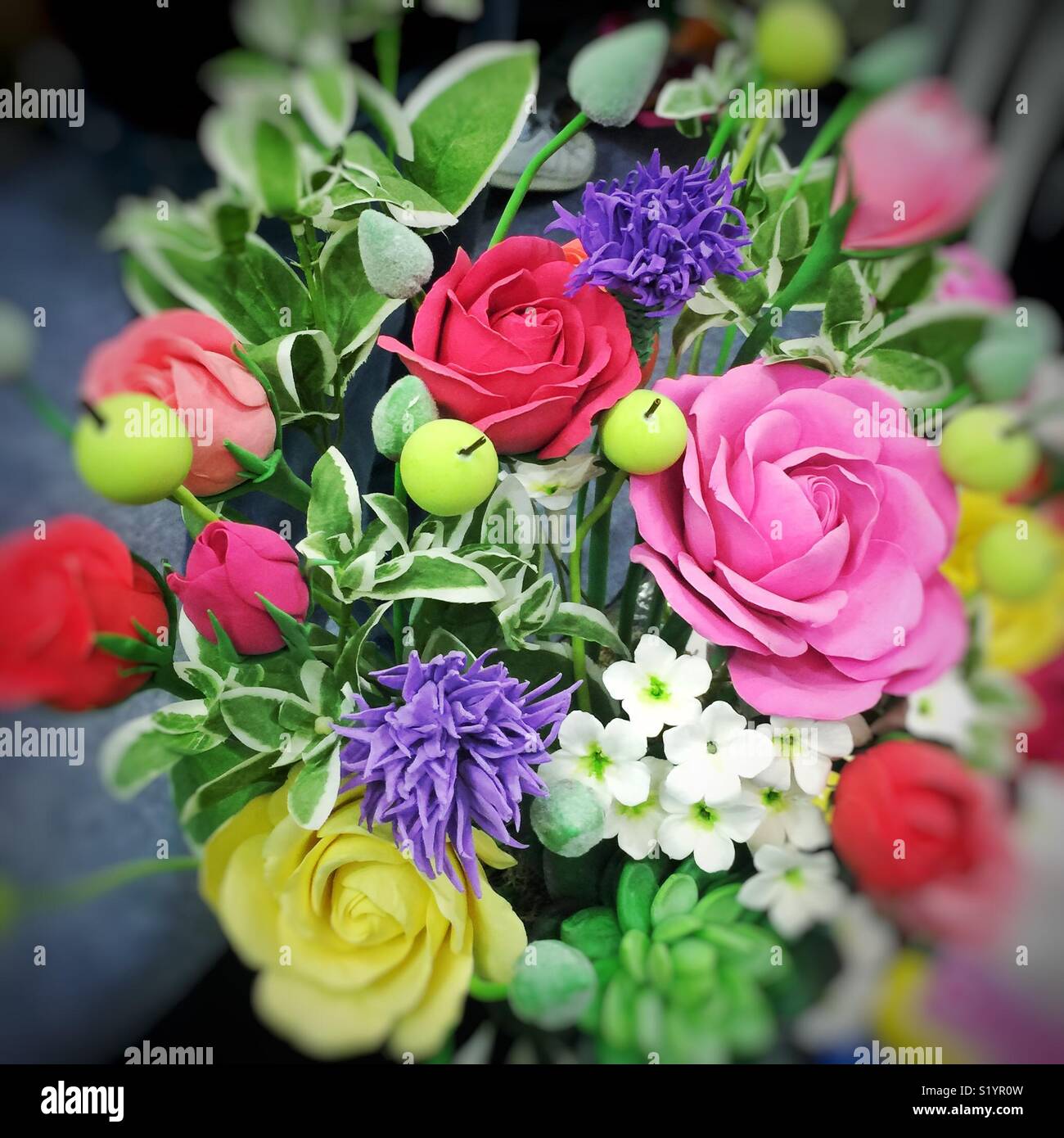 Fake artigianale di fiori fatti di creta di plastica in bouquet - Immagine stock catturata con smartphone