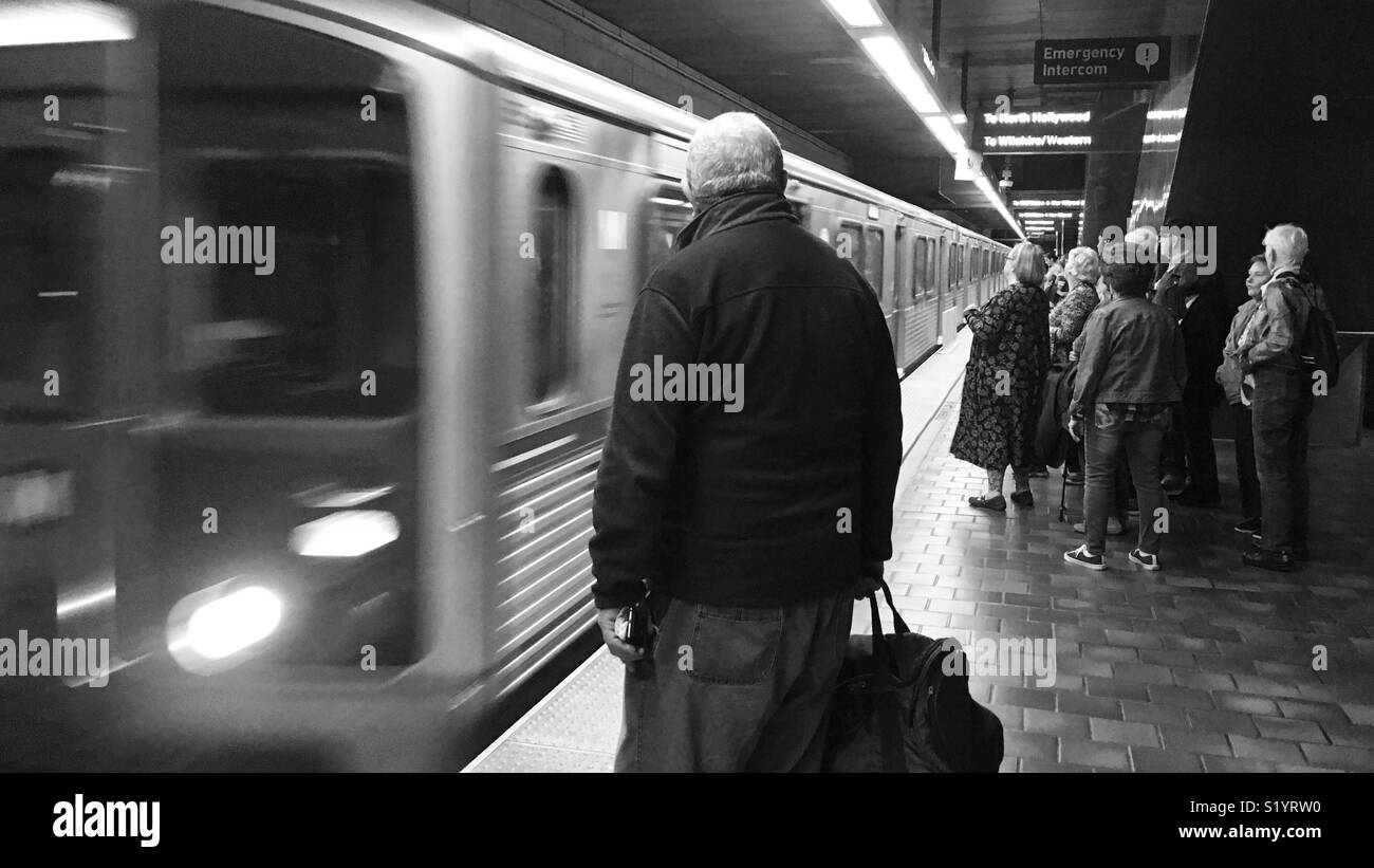 I passeggeri in attesa su piattaforma come la metropolitana treni tira nella stazione a 7th Street Metro Center in downtown Los Angeles - Immagine stock catturata con smartphone