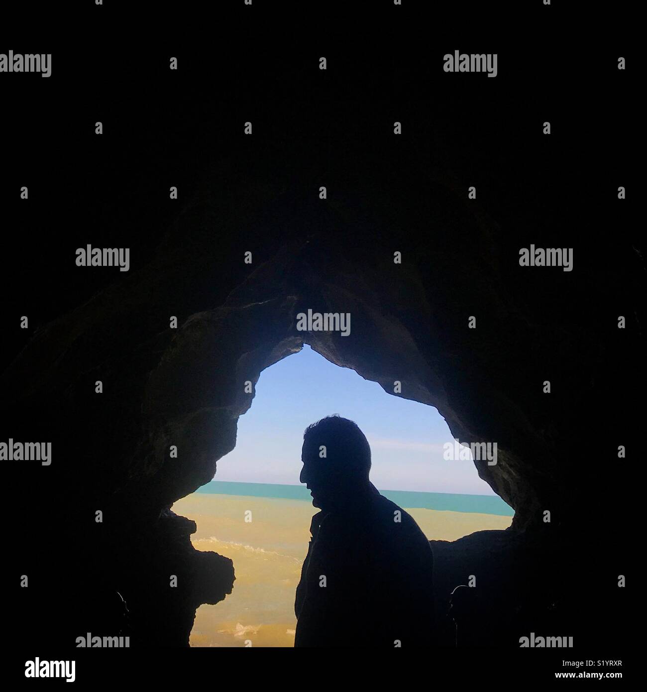 Un uomo cammina dentro la grotta di Ercole, simbolo di Tangeri, Marocco, Africa - Immagine stock catturata con smartphone