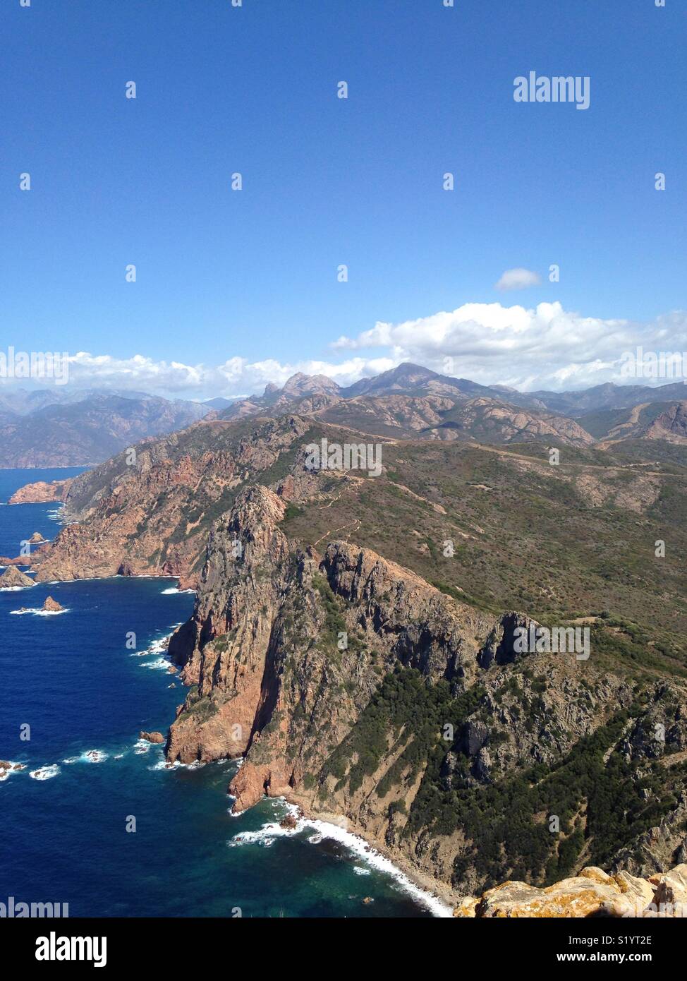 Vista da Capu Rossu nel nord-ovest della Corsica. Foto Stock