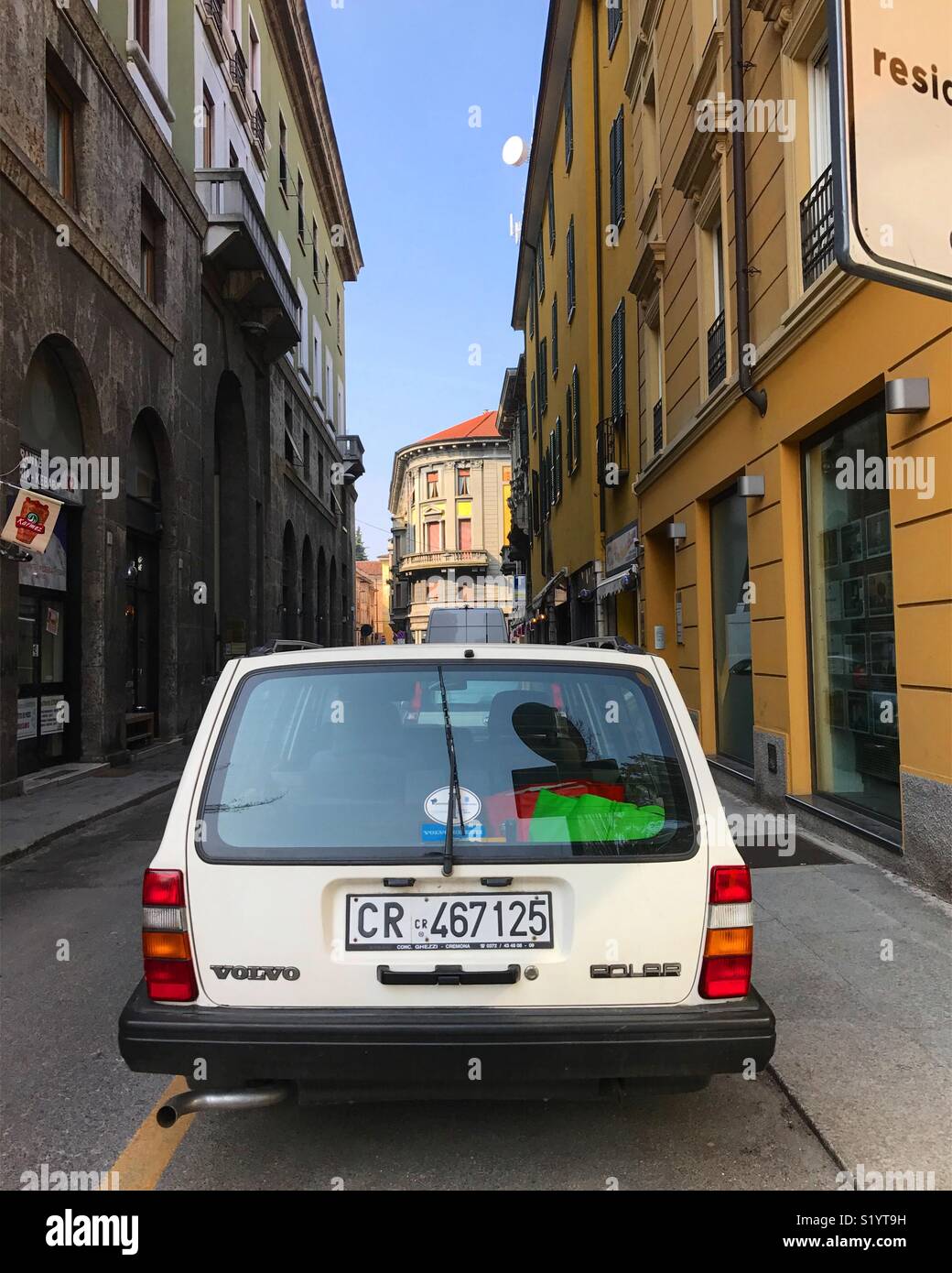 Classico auto sulla strada - Immagine stock catturata con smartphone