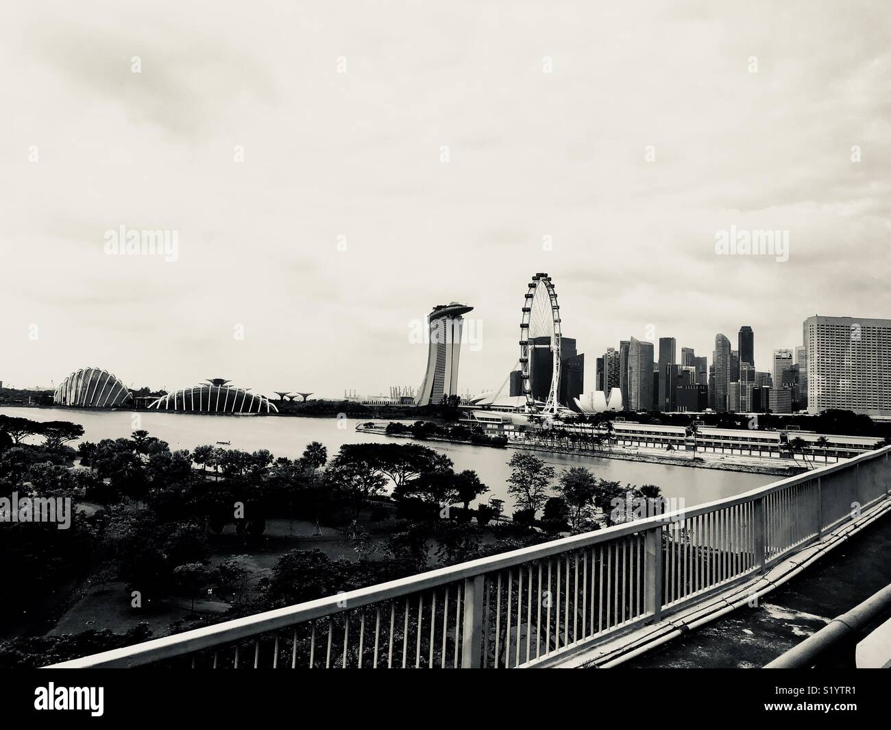 Skyline di Singapore il distretto finanziario con ruota di Flyer Foto Stock