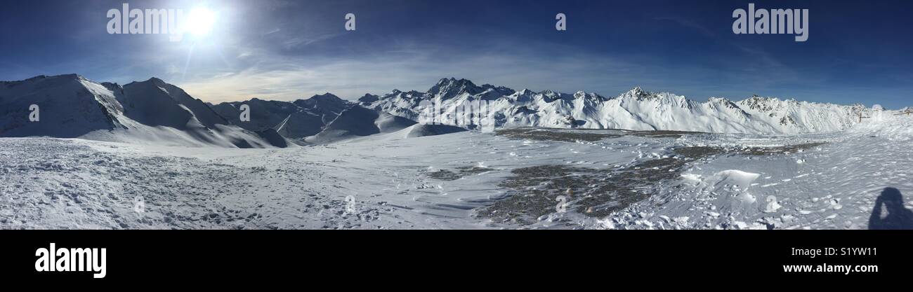 Il bellissimo panorama di foto delle montagne innevate di Ischgl, Austria. Ottimo per il web e app. Foto Stock