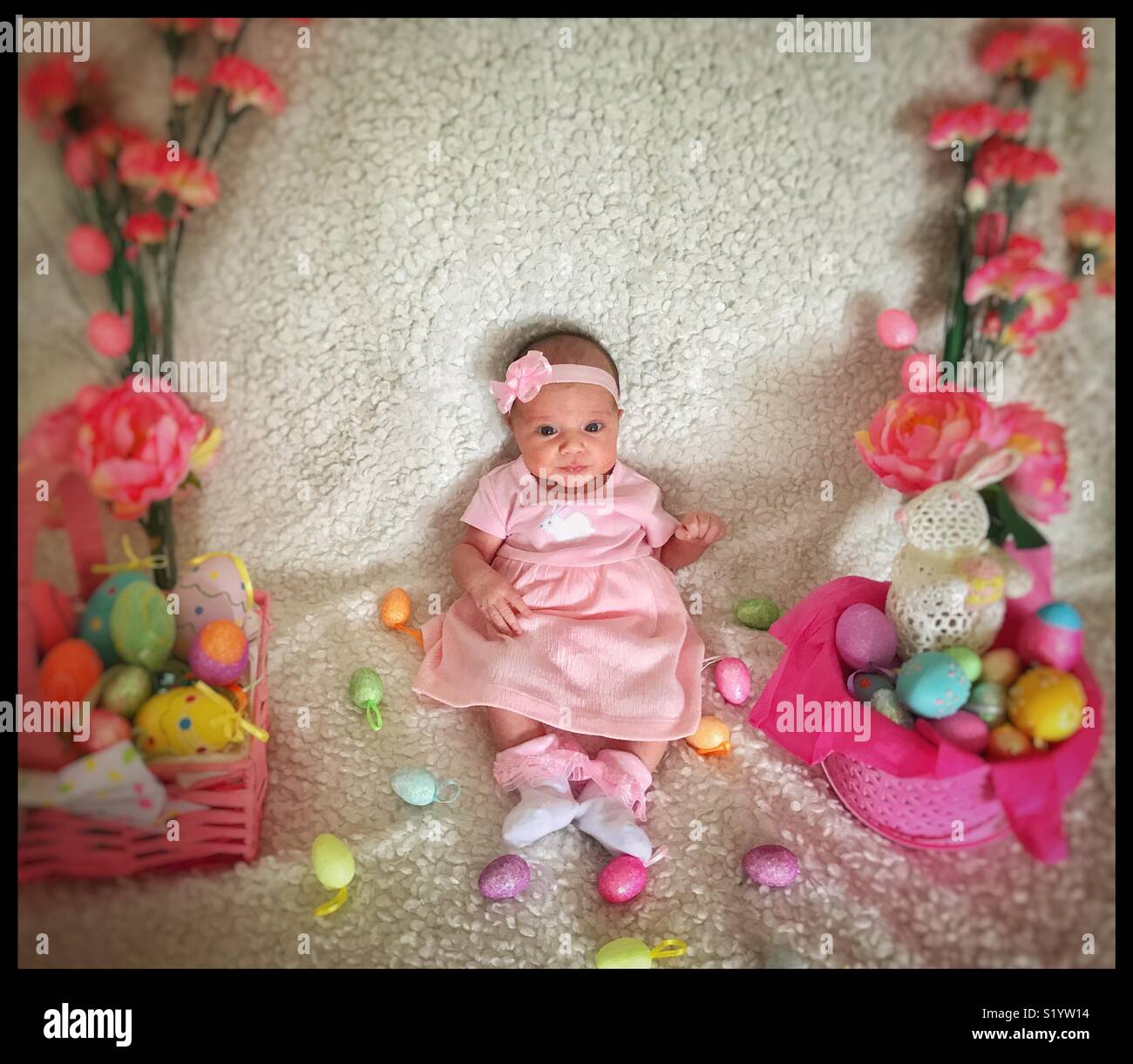Il periodo di Pasqua con baby girl Foto Stock