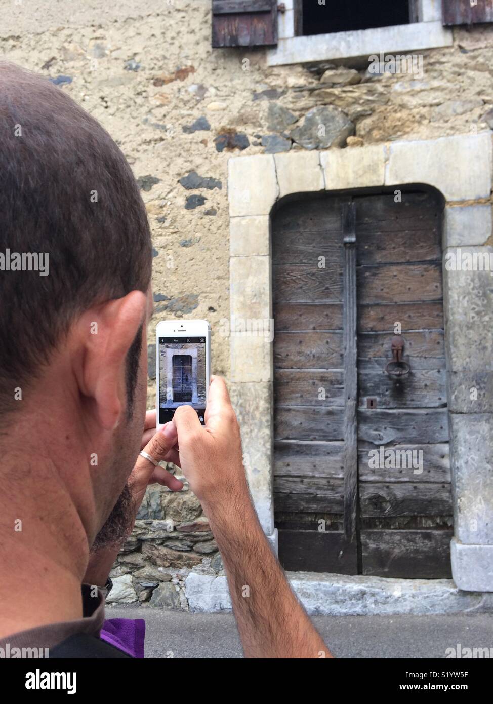 Fotografo di scattare una foto di una vecchia porta di legno che è fotografata Foto Stock