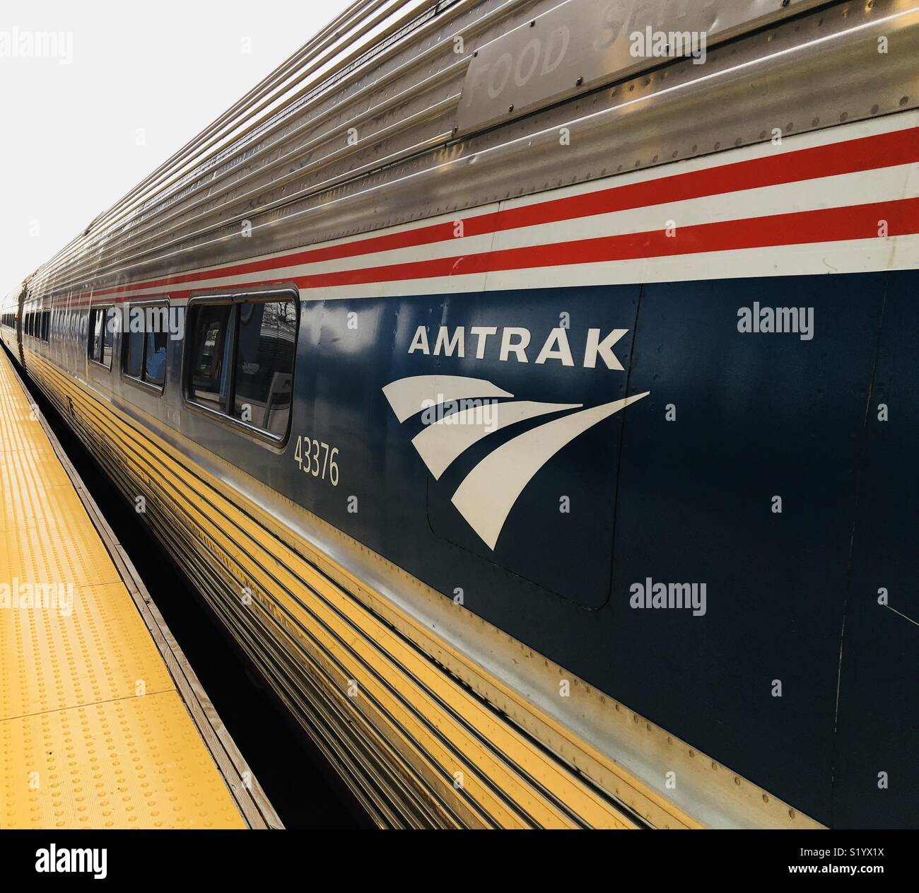 Treno Amtrak a fianco di una stazione ferroviaria platform Foto Stock