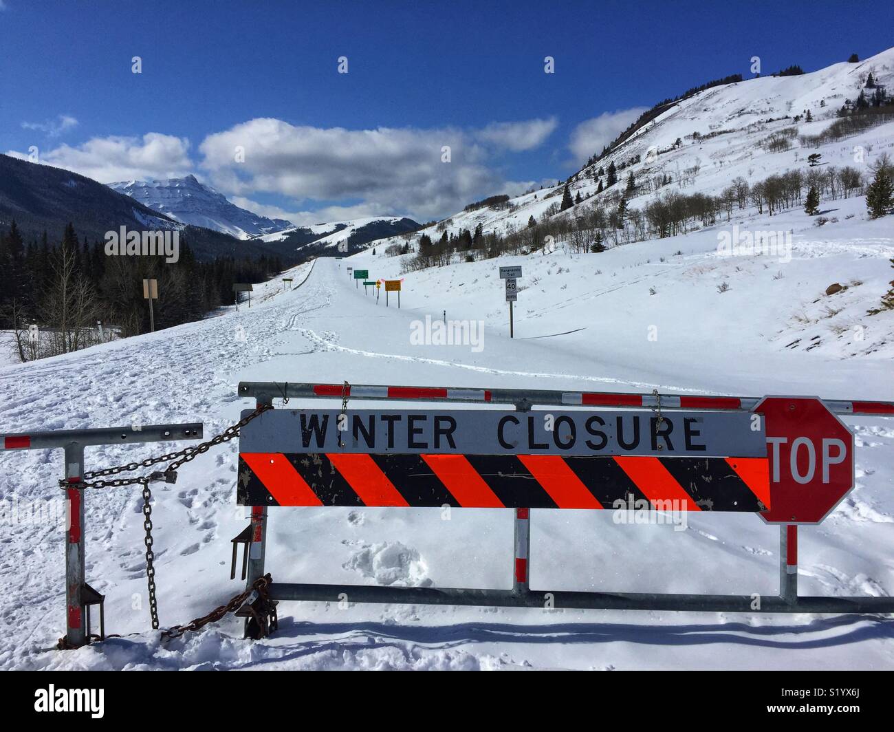 Strada chiusa per l'inverno Foto Stock