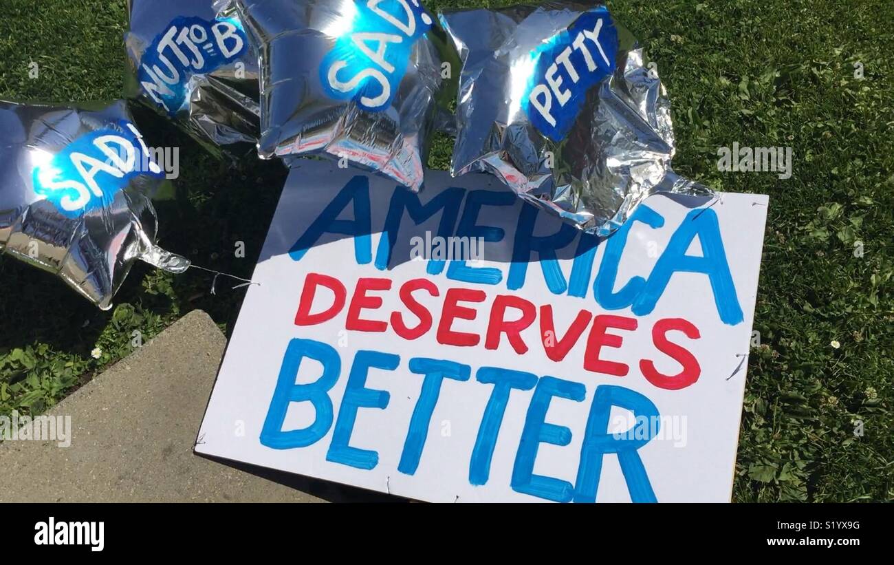 Segno di protesta con palloncini. "America merita di meglio". Foto Stock