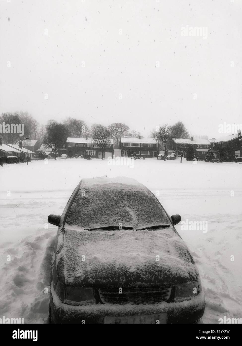 Quando la bestia da est hit, abbiamo avuto temperature di congelamento e neve una vettura sorge su un drive ghiacciato con una spolverata di neve. Foto Stock