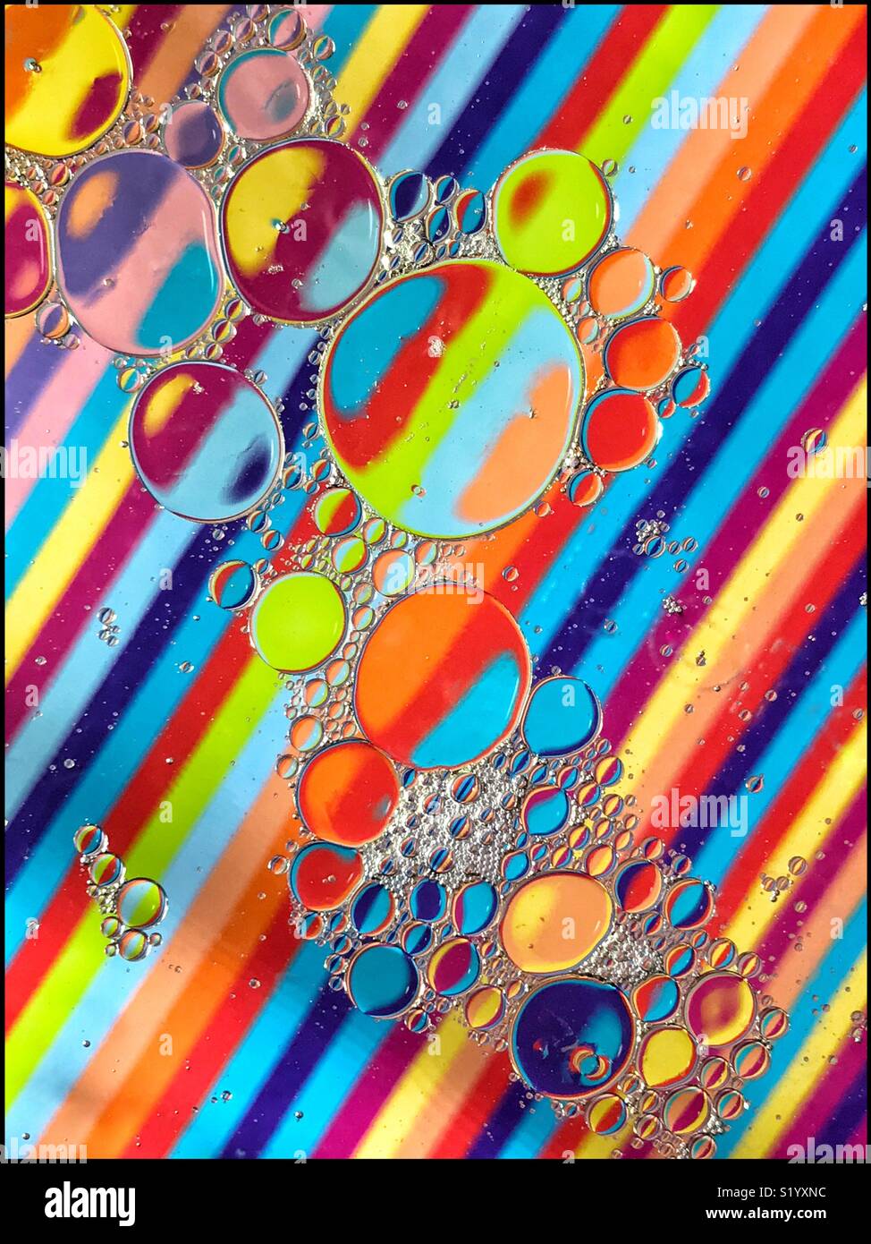 Di seguito le linee di bolle. O cerchi di dimensioni diverse al di sopra delle strisce di diversi colori? Una immagine creativa con potenzialmente molti usi differenti. Credito foto - © COLIN HOSKINS. Foto Stock
