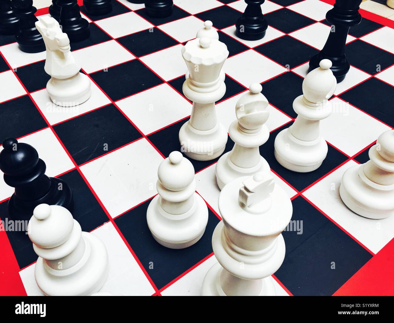 Scacchiera gigante con figure nel centro commerciale per lo shopping Foto Stock