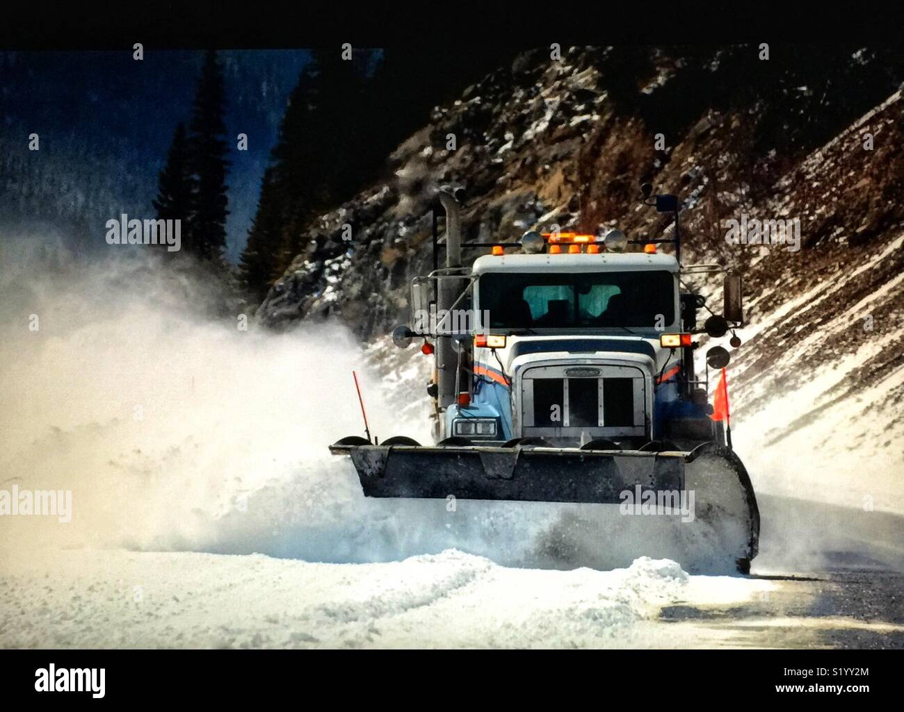 Sgombero neve a Kananaskis Country - Immagine stock catturata con smartphone