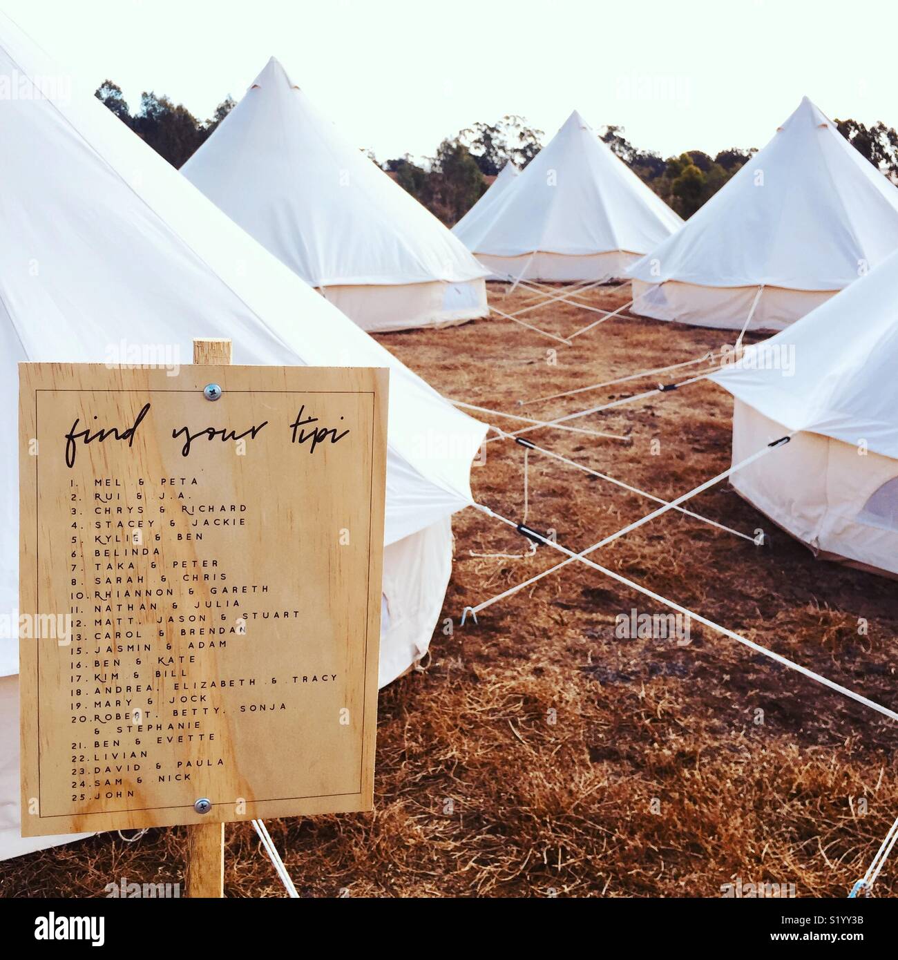 Campana di lusso tende impostato in una fattoria paddock con un cartello che diceva di trovare il vostro tende Tepee. Foto Stock