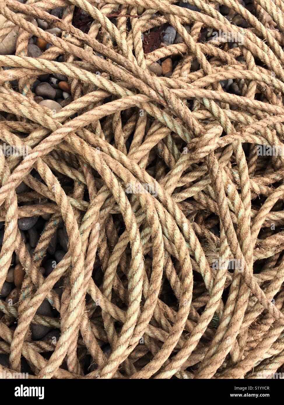 Un groviglio di corda da una barca da pesca Foto stock - Alamy