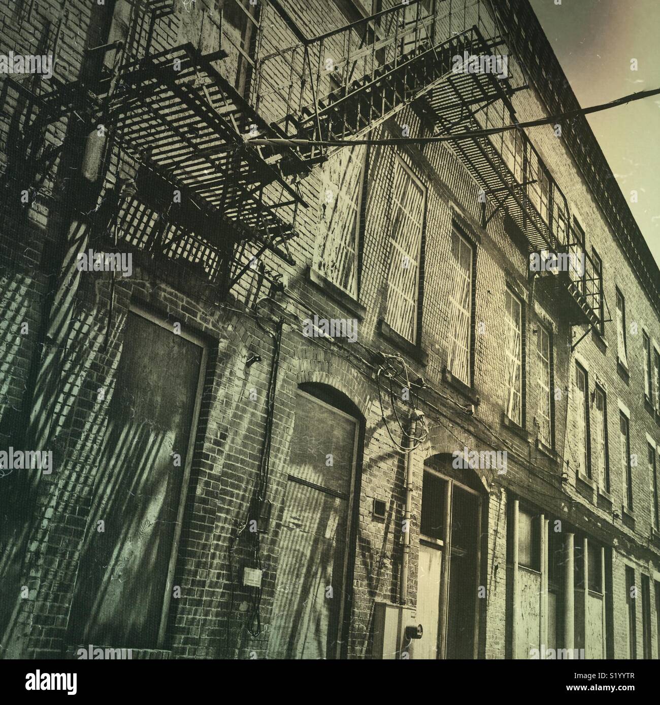 Abbandonato edificio di mattoni con fire escape - Immagine stock catturata con smartphone