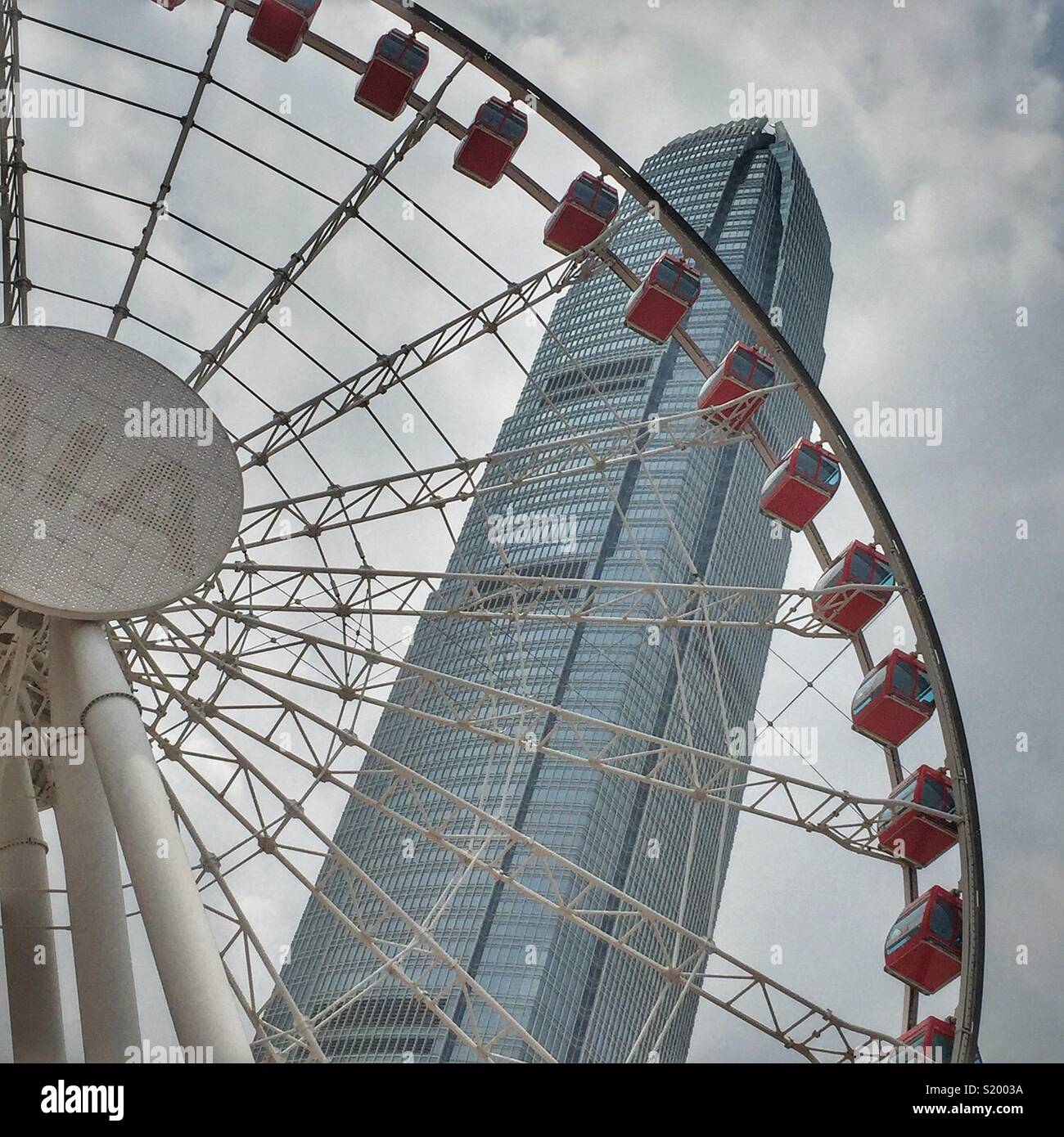 La ruota di osservazione per turisti alla centrale sul fronte mare vicino ai traghetti 9 e 10 con l'Isola di Hong Kong il più alto edificio, 2ifc Foto Stock