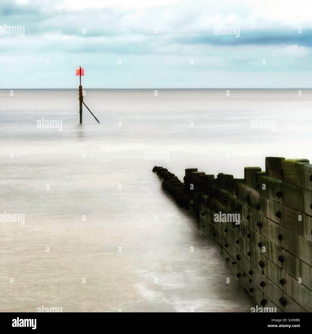 Post marker in mare a Cromer - Immagine stock catturata con smartphone