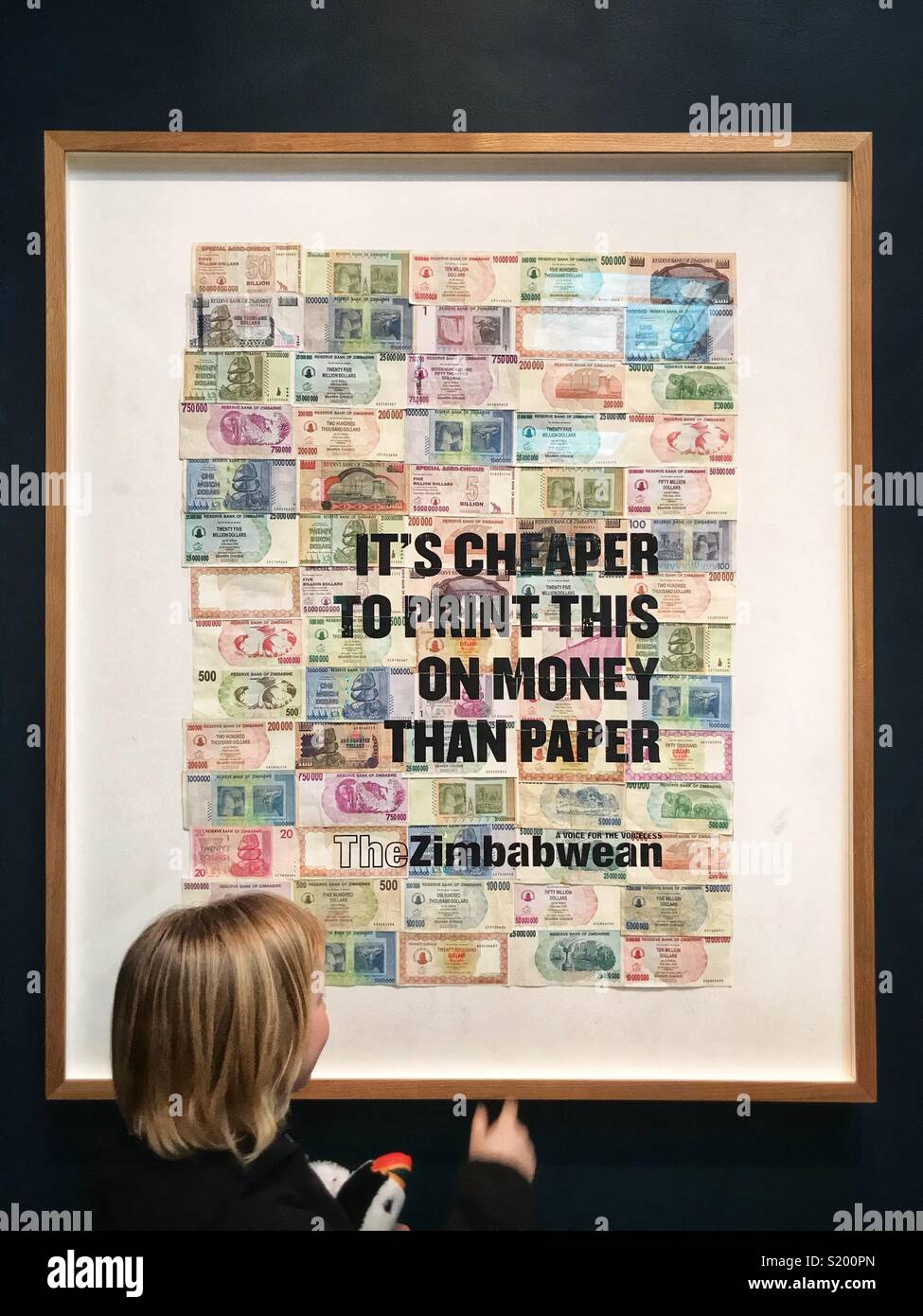 Inutile valuta: il dollaro dello Zimbabwe. Un display presso il British Museum di Londra, Inghilterra. - Immagine stock catturata con smartphone