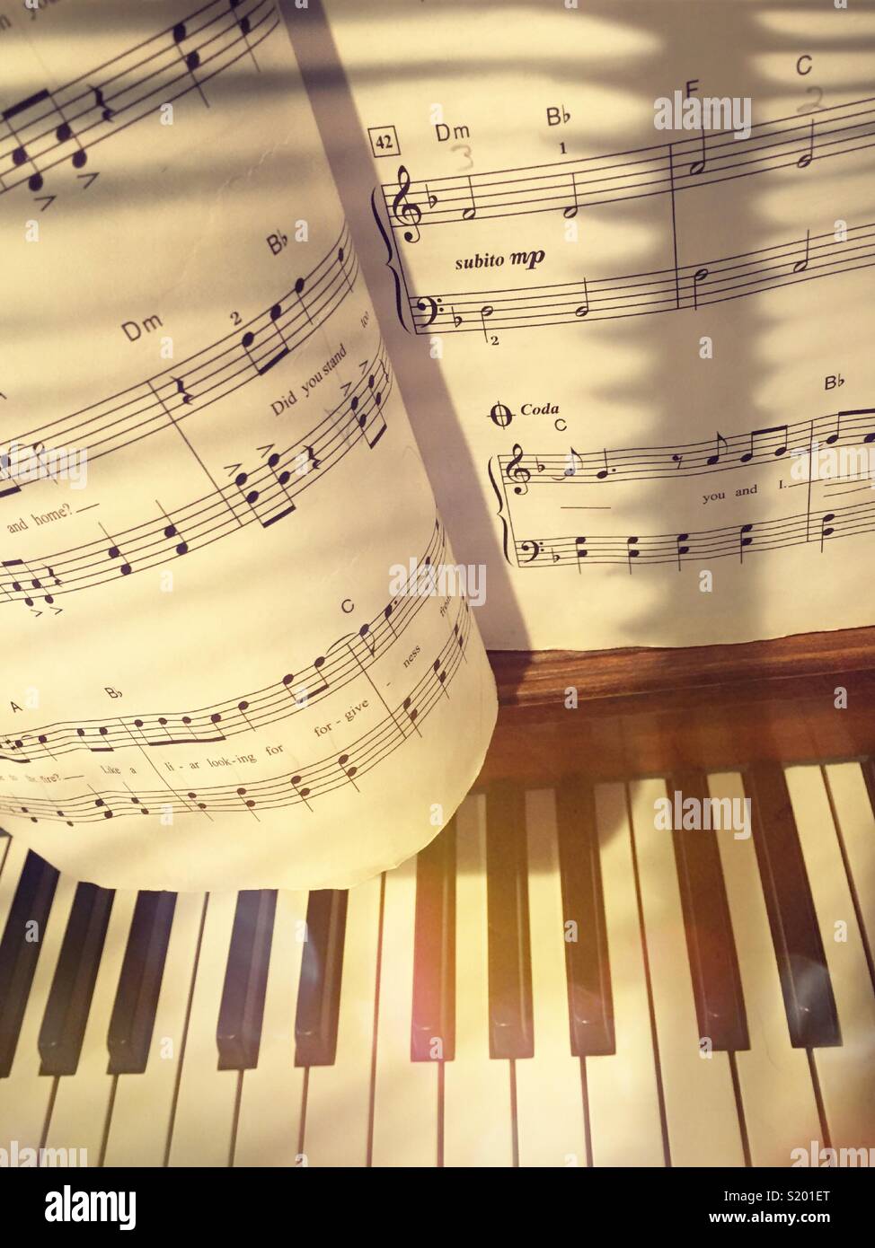 Close up di musica del foglio sulla tastiera per pianoforte - Immagine stock catturata con smartphone