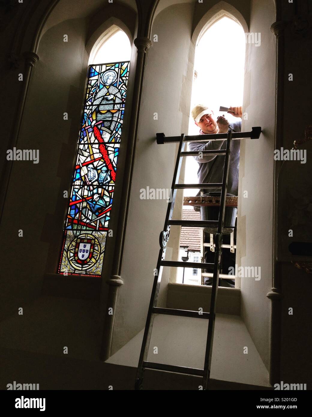 Il montaggio di nuovi vetrata pannello con una prima Guerra Mondiale / I Guerra Mondiale / ww1 tema, in una chiesa del Regno Unito. La finestra è stata progettata da vetraio & artista Caroline Benyon Foto Stock