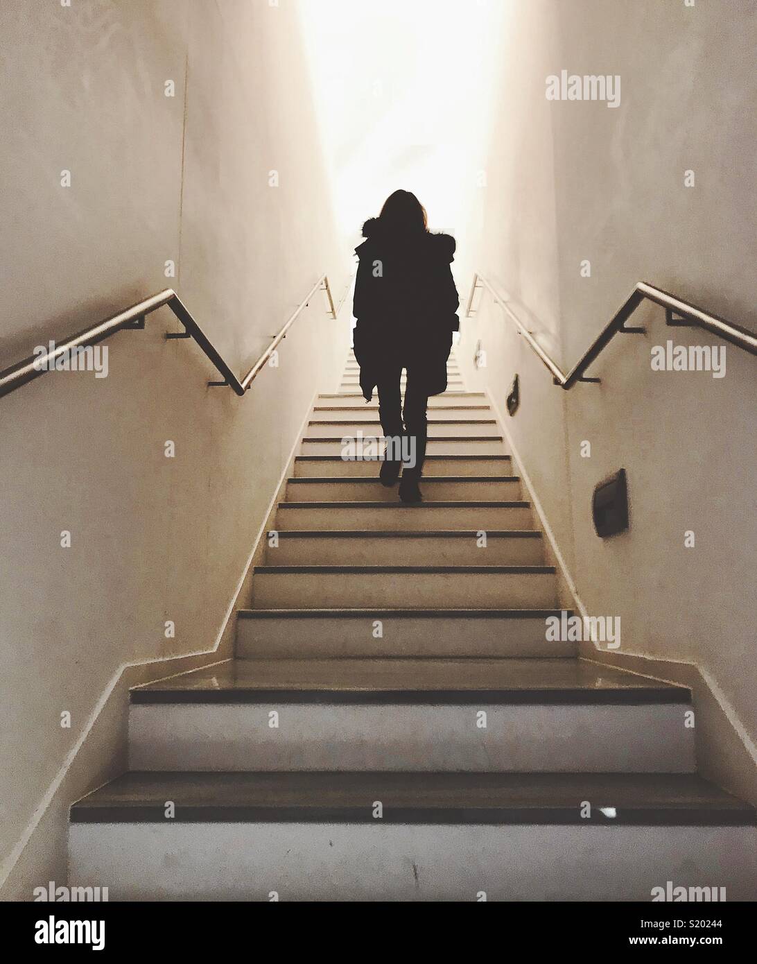 Ragazza a salire le scale Foto Stock