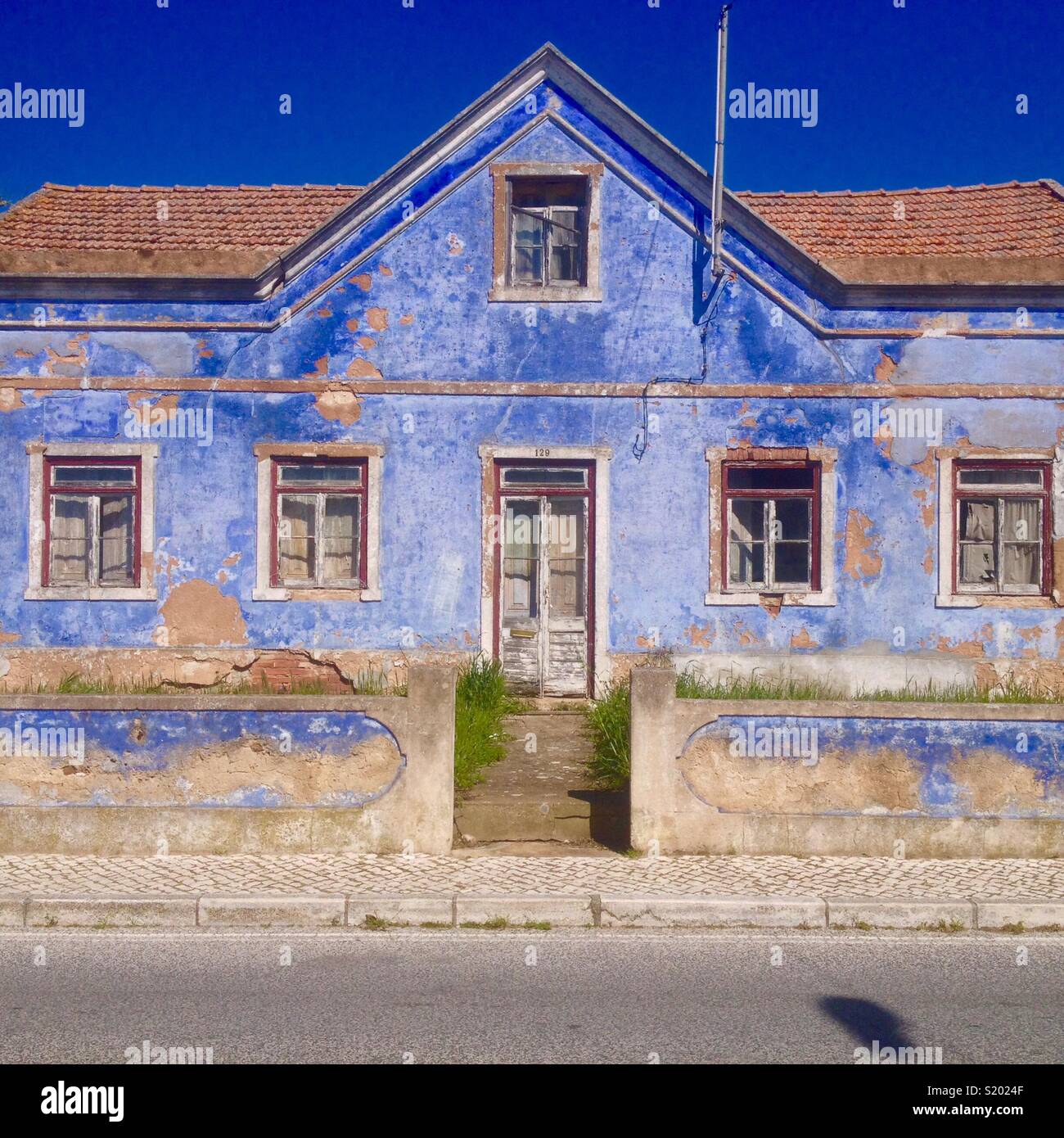 Blue House facciata contro il cielo blu - Foz do Arelho, Portogallo Foto Stock