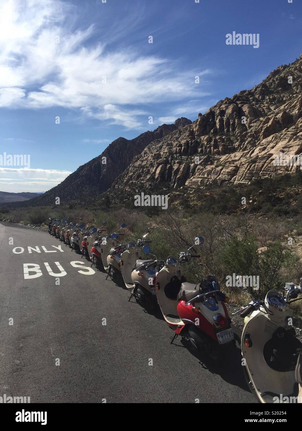Lungo la linea di scooter parcheggiato in bus solo lane al Red Rock Canyon in Nevada Foto Stock