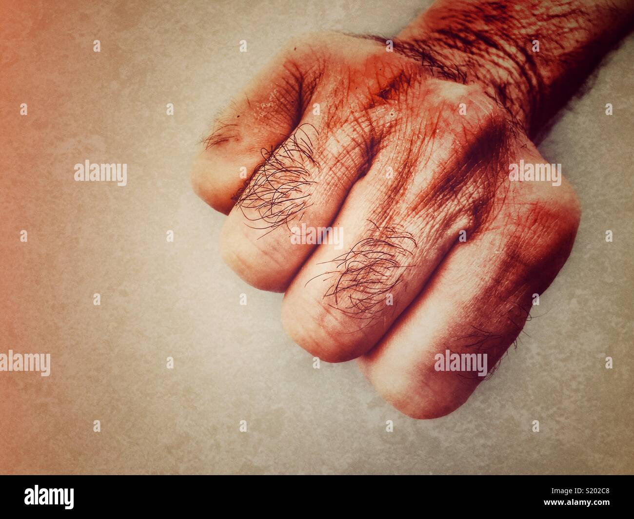 Chiusura del pugno chiuso la punzonatura Foto Stock