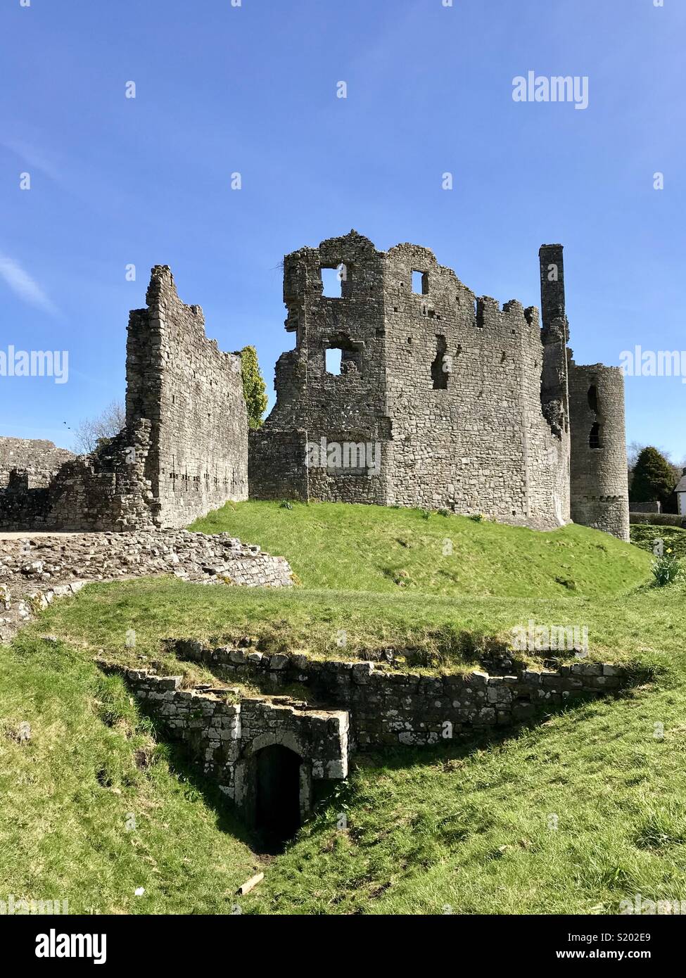 Coity Castle di Bridgend, nel Galles, con il fossato in primo piano Foto Stock