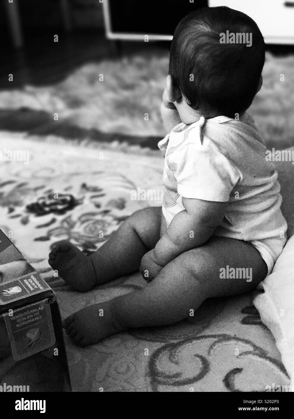 Little baby playing game se stesso Foto Stock