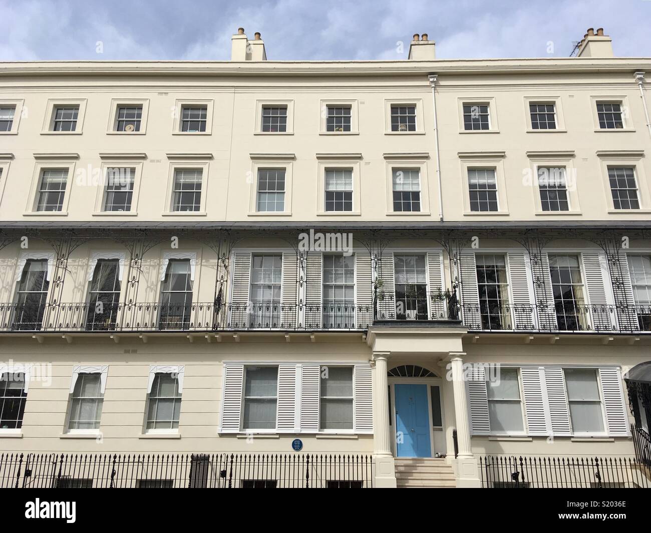 Regency case in Newbold terrazza, Royal Leamington Spa e la casa abitata da Sidney Flavel, 1810-92, ferro-fondatore e filantropo - Immagine stock catturata con smartphone