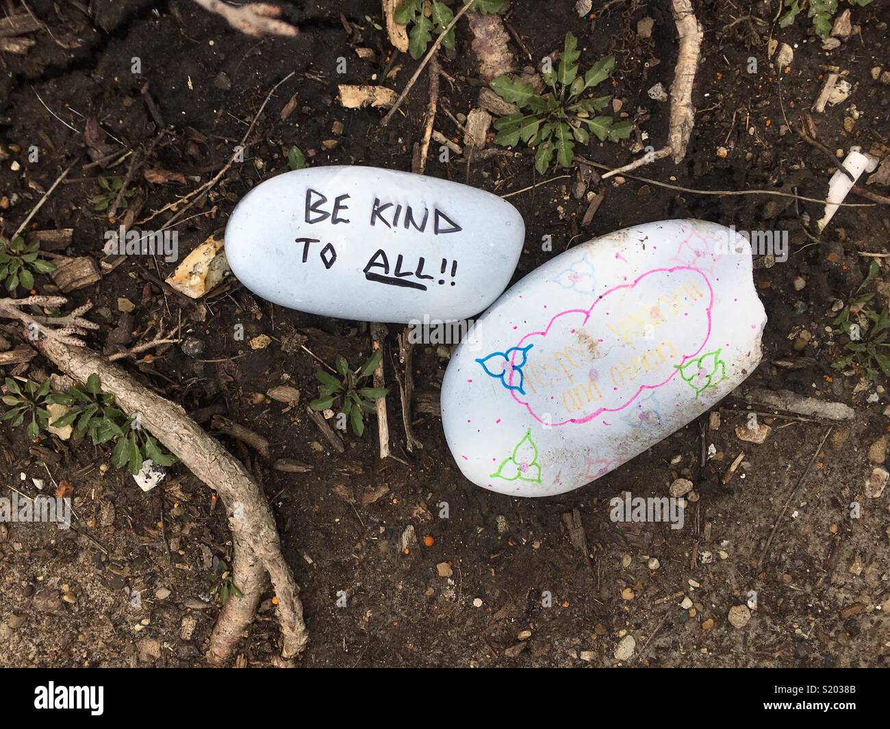 Park Ridge, l'Illinois rock arte di strada con virgolette "essere gentile a tutti!!!!" e "il rispetto di te stesso e gli altri" scritte in diversi marcatori colorati. - Immagine stock catturata con smartphone
