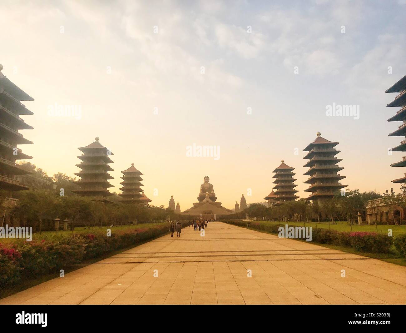 Il Buddha Memorial Hall di Kaohsiung Taiwan - Immagine stock catturata con smartphone