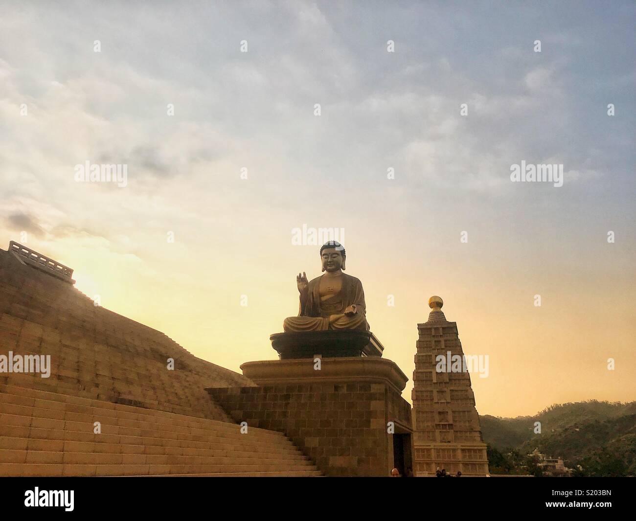 Buddha gigante Buddha Memorial Hall di Kaohsiung Taiwan - Immagine stock catturata con smartphone