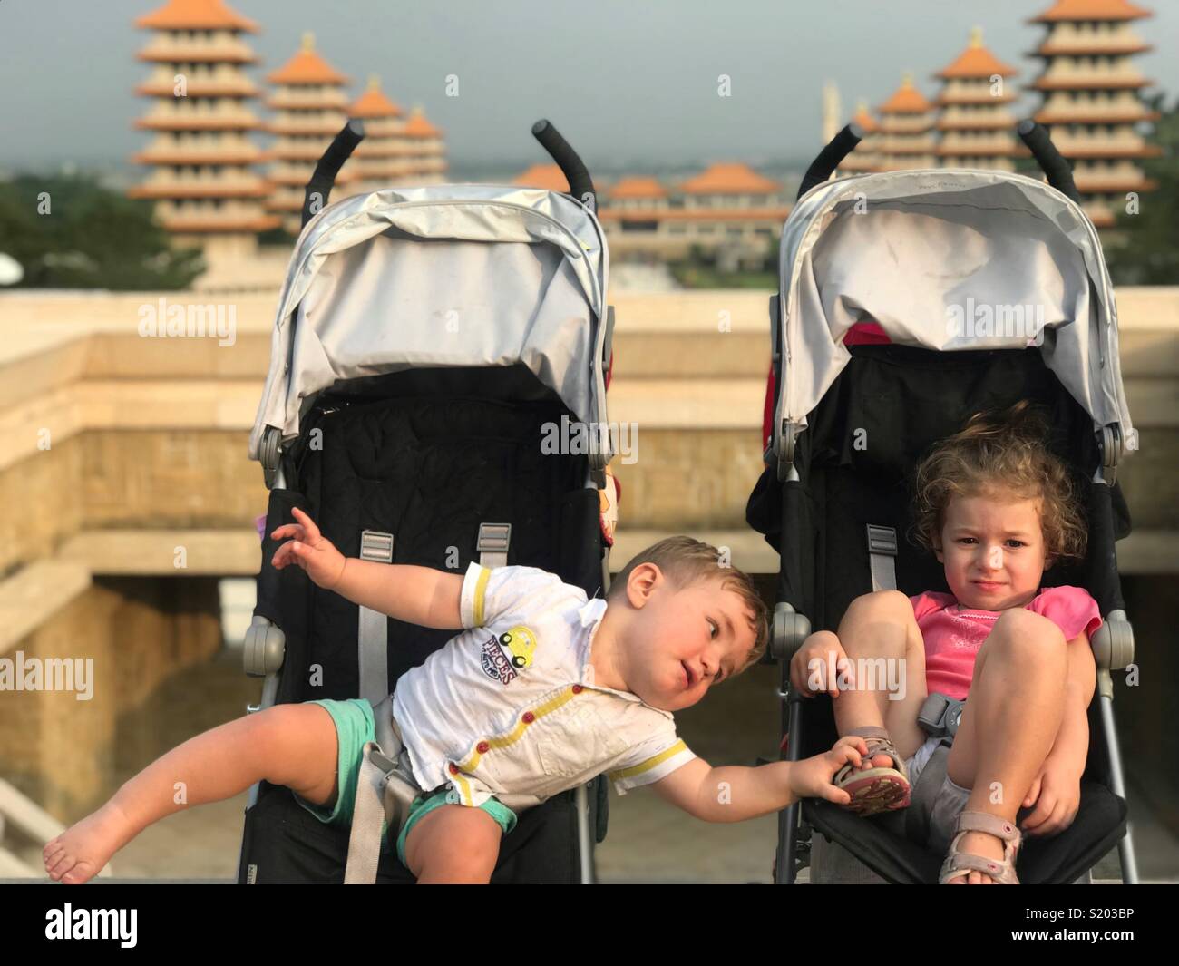 I gemelli che viaggiano in Kaohsiung Taiwan - Immagine stock catturata con smartphone
