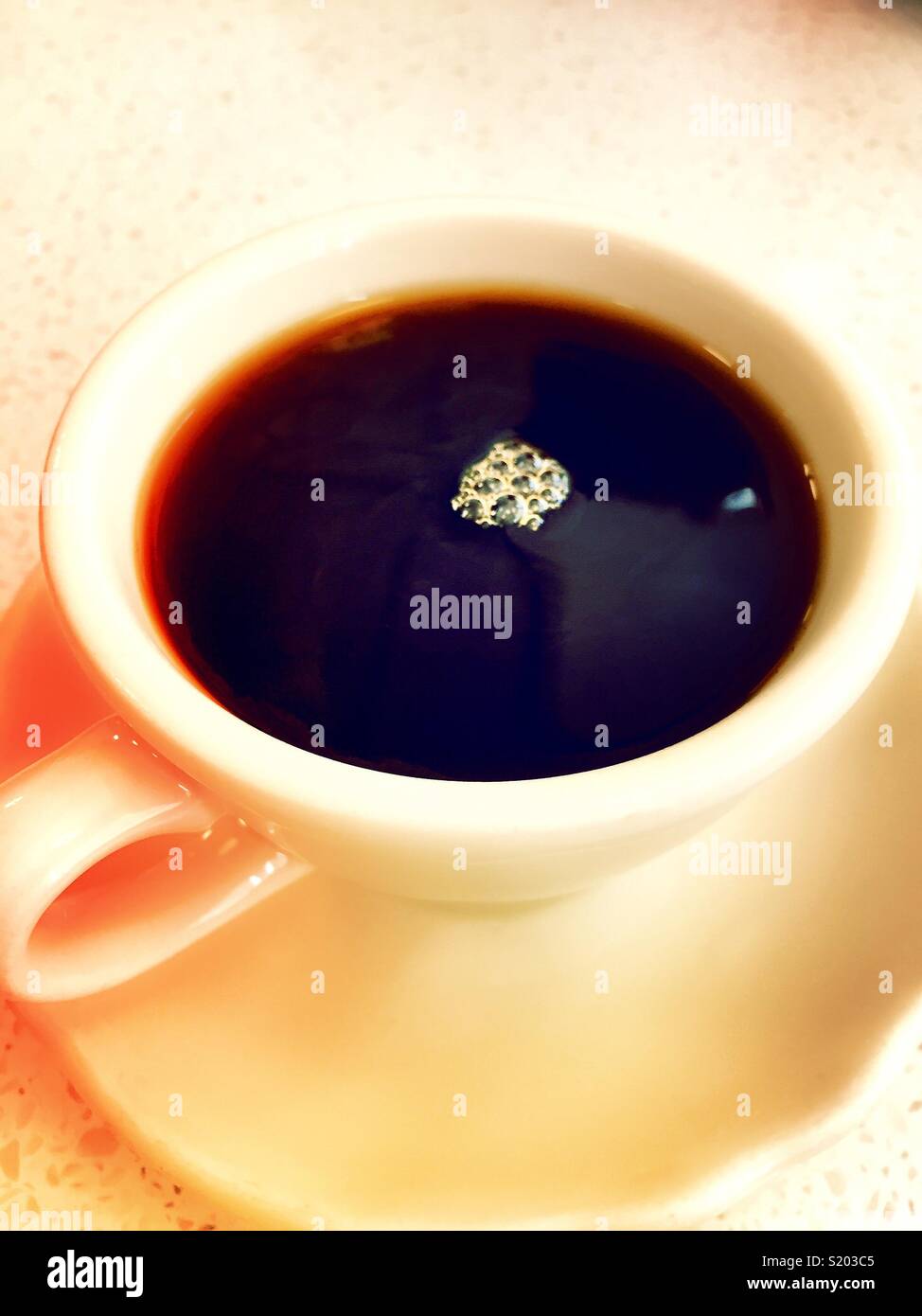Caffè in tutto bianco tazza e piattino in un diner, STATI UNITI D'AMERICA - Immagine stock catturata con smartphone