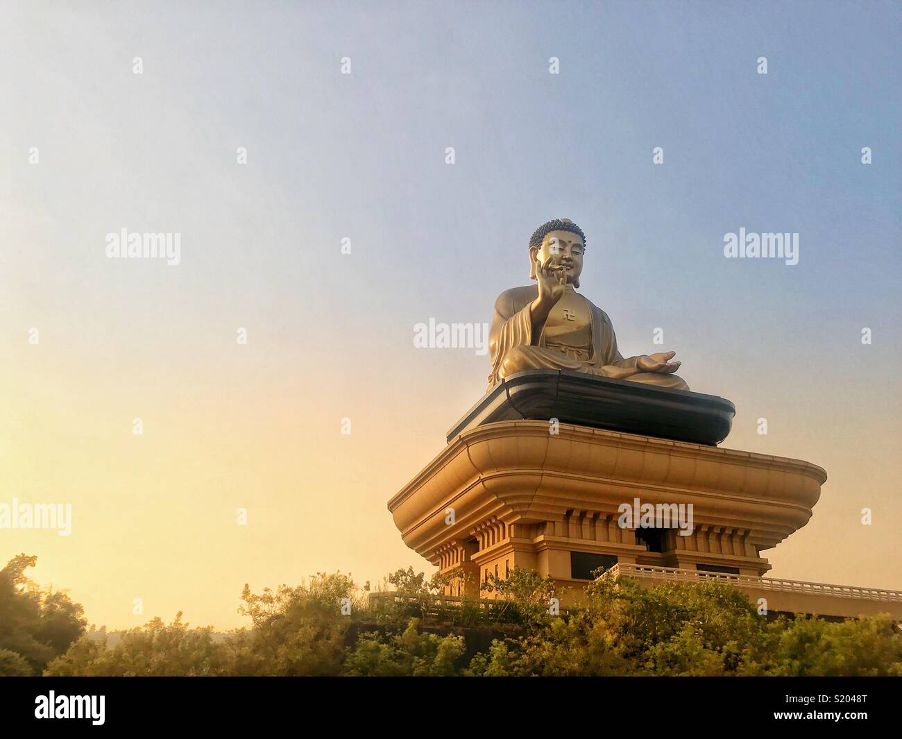 Il Buddha Memorial Hall di Kaohsiung Taiwan - Immagine stock catturata con smartphone