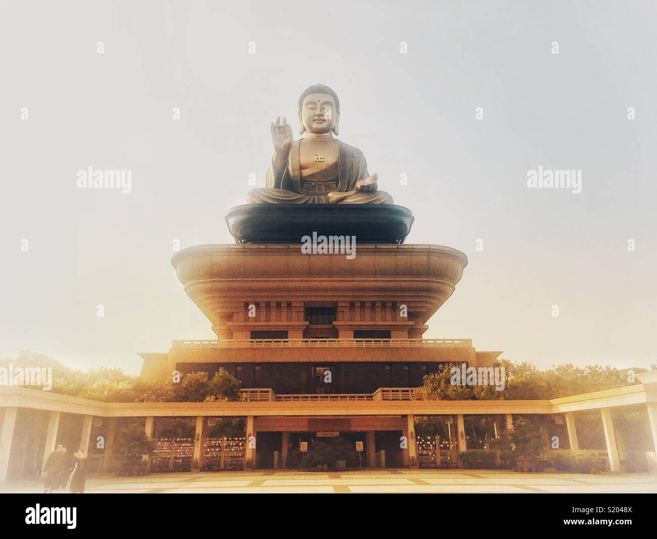 Il Buddha Memorial Hall di Kaohsiung Taiwan - Immagine stock catturata con smartphone