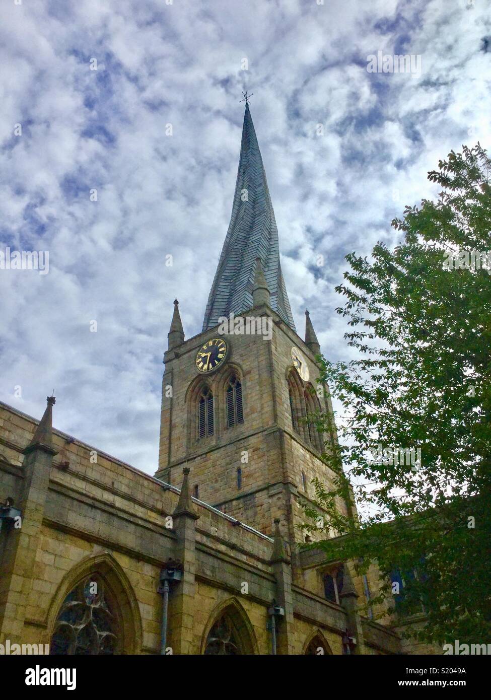 Santa Maria e tutti i santi della Chiesa Parrocchiale di Chesterfield, con una guglia ritorto Foto Stock