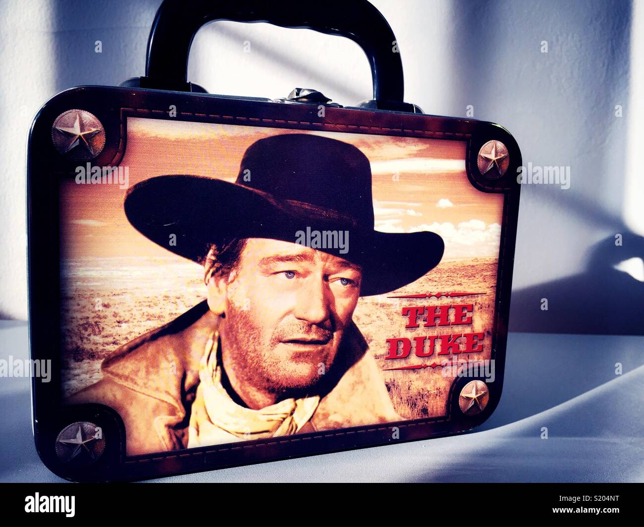 Close up di un John Wayne lunchbox a tema. - Immagine stock catturata con smartphone