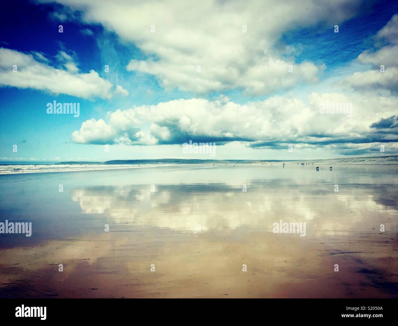 Il Cloud riflessioni sulla spiaggia di Devon Foto Stock