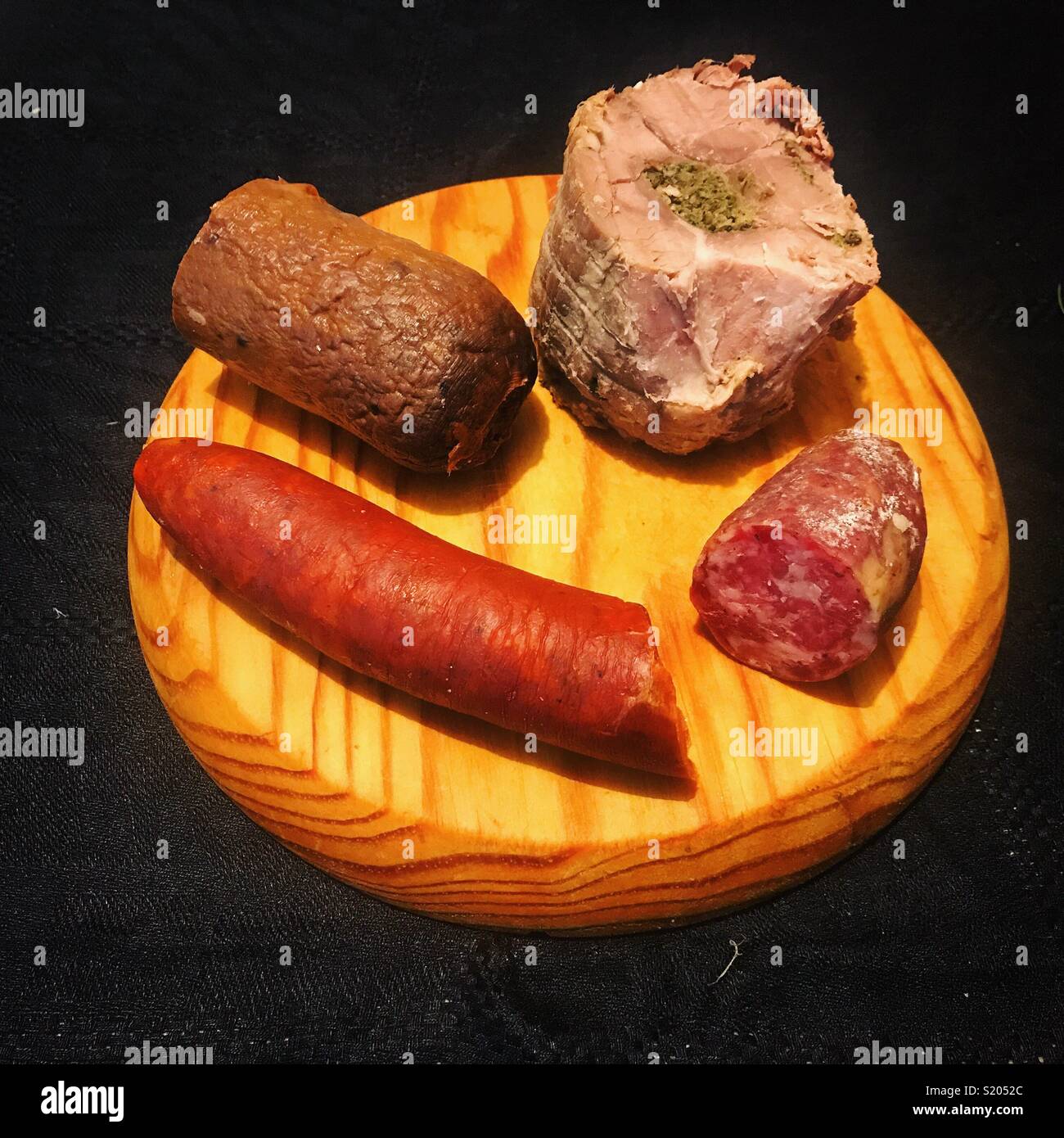 Salsicce, salami, polpettone e salsicce di sangue di suini di razza iberica Carniceria Ana, Prado del Rey, Sierra de Cadice, Andalusia, Spagna Foto Stock